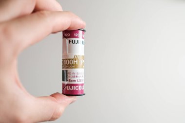 Fujifilm film rulosu orta kamera formatı, ISO 400, fotokopi alanı ile 120 erkek eli, Nisan 2021, Prag, Çek Cumhuriyeti