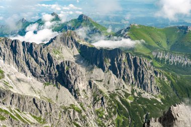 Tatra dağlarının panoramik manzarası ve bulutlarla kaplı kayalar 