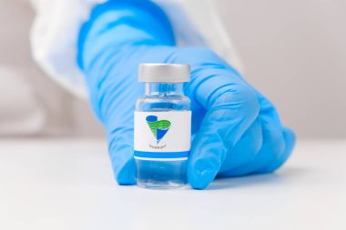 Sağlık çalışanı ya da bilim adamı tarafından plastik eldivenlerle gösterilen XXX şişesi ya da şişesi, Nisan 2021, San Francisco, ABD 