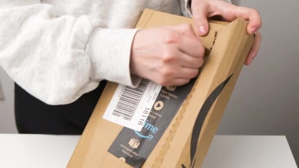 Kadın eli kapanıyor Amazon Prime 'dan bir paket açılıyor, Mart 2021, Prag, Çek Cumhuriyeti — Stok video