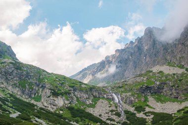 Dağ deresi, kayalık dağların manzarası ve güzel hava.. 