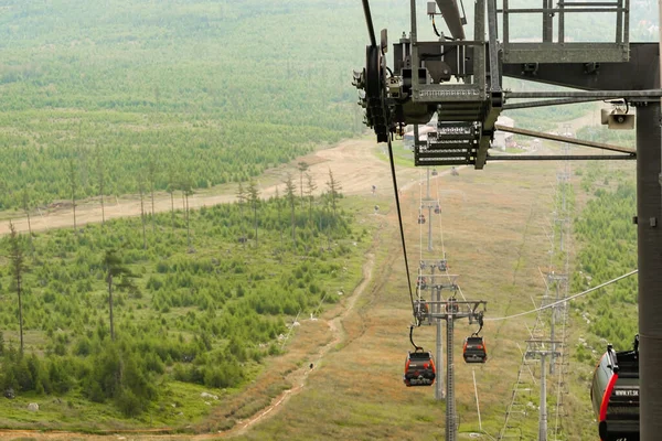 Blick von der Seilbahn oder Standseilbahn in der Hohen Tatra in der Slowakei, April 2021, Hohe Tatra, Slowakei. — Stockfoto