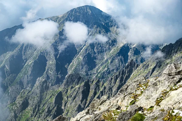 ハイタトラの山と岩の風景の空中写真 — ストック写真