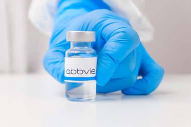 Abbvie şişesi ya da şişesi sağlık çalışanı ya da bilim adamı tarafından plastik eldivenlerle gösterilmiş, Nisan 2021, San Francisco, ABD 