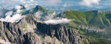 Tatra dağlarının panoramik manzarası ve bulutlarla kaplı kayalar 