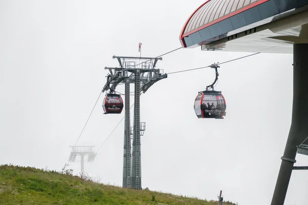 Funivia o funicolare in Alti Tatra in Slovacchia, Aprile 2021, Alti Tatra, Slovacchia. — Foto Stock