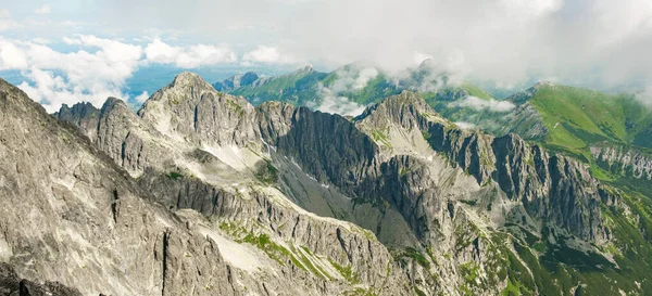 Panoramiczny widok tatrzańskich szczytów i skał pokrytych chmurami — Zdjęcie stockowe