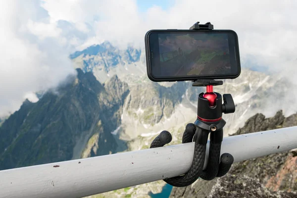 Smartphone sur le trépied prenant des photos. Capturer une image ou un laps de temps de nuages mouvants dans les montagnes. Dispositif pour bloguer — Photo