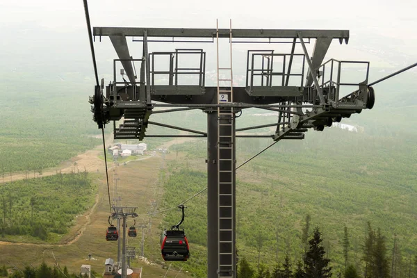 Pohled z lanovky nebo lanovky ve Vysokých Tatrách na Slovensku, duben 2021, Vysoké Tatry, Slovensko. — Stock fotografie