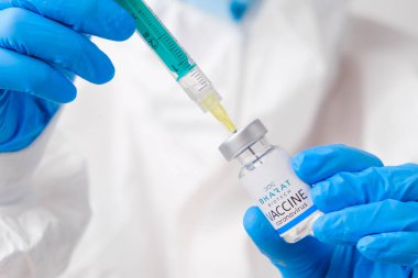 Sağlık çalışanı veya doktor tarafından şırıngaya alınan koronavirüse karşı Bharat biyoteknoloji aşısı koruyucu eldiven ve PPE giysisi, Nisan 2021, San Francisco, ABD