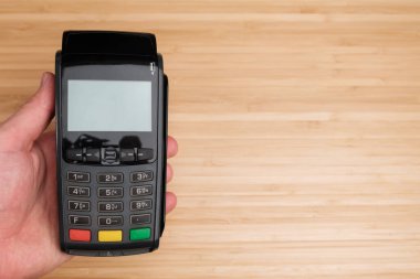 Kopya alanı ile temas kurulamayan bir ödeme terminali tutan adam