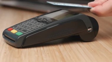 Postiş terminali kullanan NFC teknolojisiyle kredi kartıyla ödeme