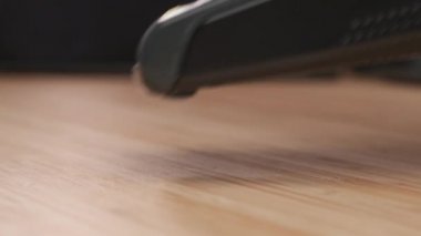 Adam elini kapatarak kredi kartı araklıyor ve ödeme için POS terminalini kullanarak şifre giriyor.. 