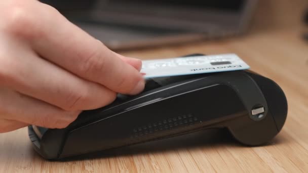 Мужская рука платит кредитной картой по бесконтактной технологии NFC и вводит ПИН-код или пароль с помощью терминала pos — стоковое видео