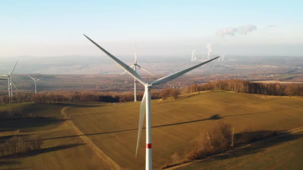 Vista aérea do parque de turbinas eólicas ao pôr do sol. Produção de energia verde e produção de electricidade. — Vídeo de Stock