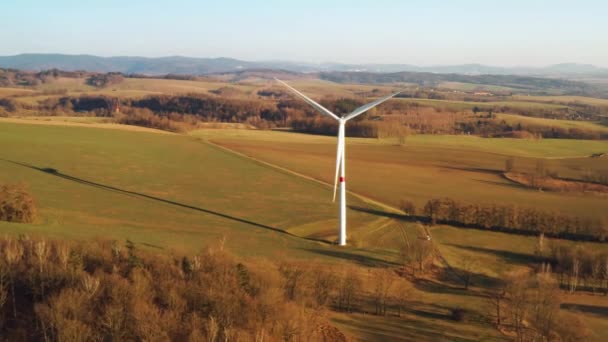 Letecký pohled na farmu větrných turbín při západu slunce. Výroba zelené energie a výroba elektřiny. — Stock video