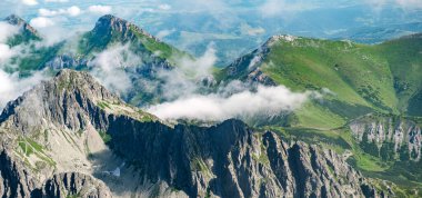  High Tatras 'taki dağların panoramik manzarası.