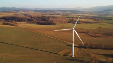 Gün batımında rüzgar türbinleri çiftliğinin havadan görüntüsü. Yeşil enerji üretimi ve elektrik üretimi. 