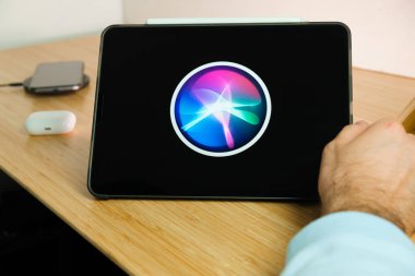 iPad tabletinin ekranında Apple Siri logosu. Mart 2021, San Francisco, ABD