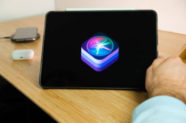 iPad tabletinin ekranında Apple Siri logosu. Mart 2021, San Francisco, ABD