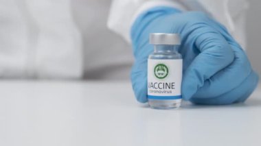 Çin Tıp Bilimleri Akademisi Coronavirus aşısı ve sağlık çalışanlarına enjeksiyon için şırınga lastik eldiven ve koruyucu giysi, Nisan 2021, San Francisco, ABD