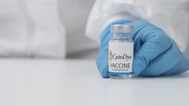 Koronavirüse karşı CytoDyn aşısı ve sağlık çalışanlarına enjeksiyon için şırınga kauçuk eldiven ve koruyucu giysi, Nisan 2021, San Francisco, ABD — Stok video