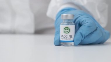 Çin Tıp Bilimleri Akademisi Coronavirus aşısı ve sağlık çalışanlarına enjeksiyon için şırınga lastik eldiven ve koruyucu giysi, Nisan 2021, San Francisco, ABD