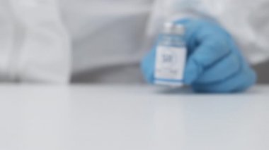 Coronavirus 'a karşı aşı satmak ve sağlık çalışanlarına enjeksiyon için şırınga satmak lastik eldiven ve koruyucu giysi, Nisan 2021, San Francisco, ABD