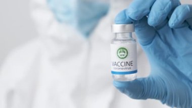 Çin Tıp Bilimleri Akademisi Coronavirus aşısı ve sağlık çalışanlarına enjeksiyon için şırınga lastik eldiven ve koruyucu giysi, Nisan 2021, San Francisco, ABD