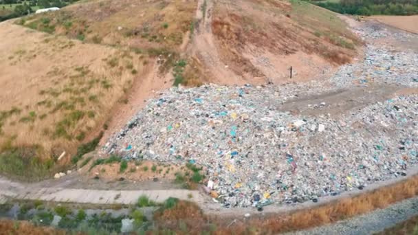 Camera beweging langs enorme vuilnisbelt. Luchtfoto van stortplaatsen, afval en vuilnisbelten. Ecologische problemen. — Stockvideo