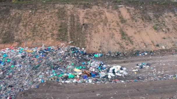 摄像机沿着巨大的垃圾堆移动。填埋场、废物和垃圾堆的空中景观。生态问题概念. — 图库视频影像