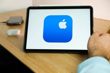 iPad tabletinin ekranında Apple destek logosu. Mart 2021, San Francisco, ABD