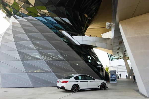 BMW M5 parcheggio sotto il tetto di BMW Welt, maggio 2021, Monaco di Baviera, Germania — Foto Stock