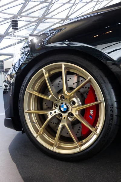 Primer plano de la rueda de aleación de BMW en BMW Welt, mayo 2021, Munich, Alemania — Foto de Stock