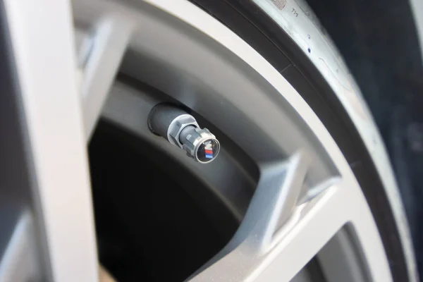 Close-up van BMW lichtmetalen wiel in BMW Welt, mei 2021, München, Duitsland — Stockfoto