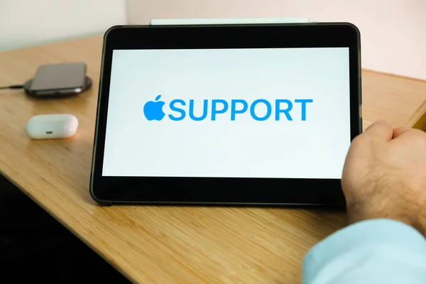 Apple támogatási logó a képernyőn iPad tabletta. 2021. március, San Francisco, USA — Stock Fotó