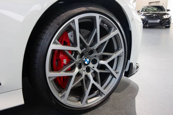 Primer plano de la rueda de aleación de BMW en BMW Welt, mayo 2021, Munich, Alemania — Foto de Stock