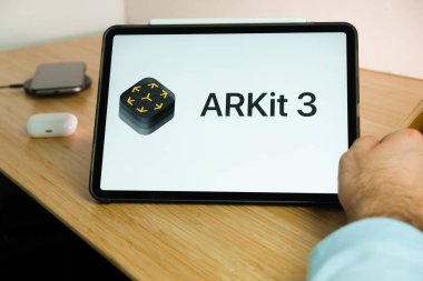iPad tabletinin ekranında Apple ARKit 3 logosu. Mart 2021, San Francisco, ABD