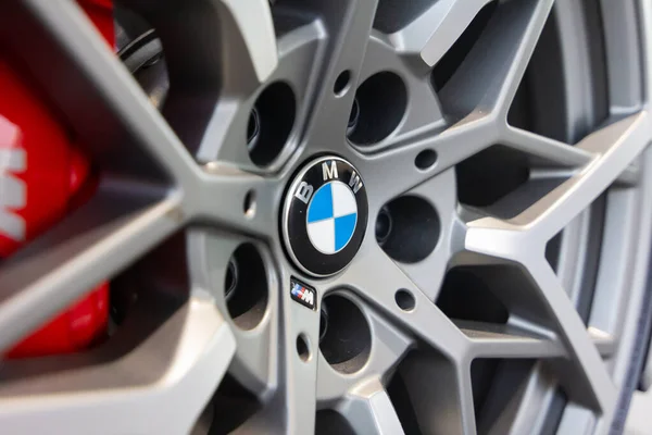 Primer plano de la rueda de aleación de BMW en BMW Welt, mayo 2021, Munich, Alemania — Foto de Stock