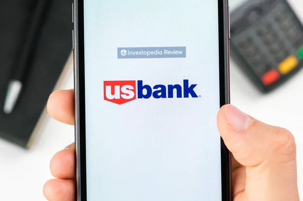 2021年5月，美国旧金山，在付款终端背景下，智能手机屏幕上的美国银行标志由男性手握 — 图库照片