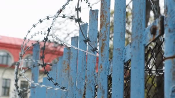 Забор с колючей проволокой возле тюрьмы или психиатрической больницы. — стоковое видео