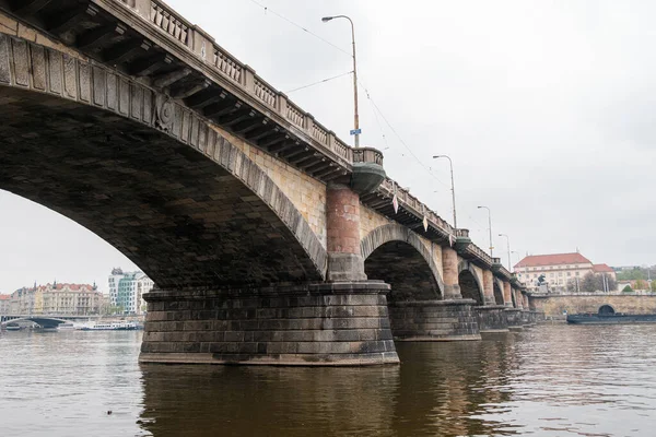 Riverside i most w Pradze i zagrożenie powodziowe. — Zdjęcie stockowe