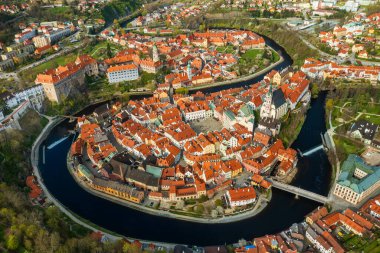 İnanılmaz turistik eski şehir Cesky Krumlov ve Çek Cumhuriyeti Vltava nehrinin panoramik manzarası 