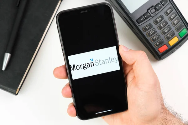 2021年5月，摩根士丹利(Morgan Stanley)在美国旧金山付款终端背景下的黑屏智能手机上的标志 — 图库照片