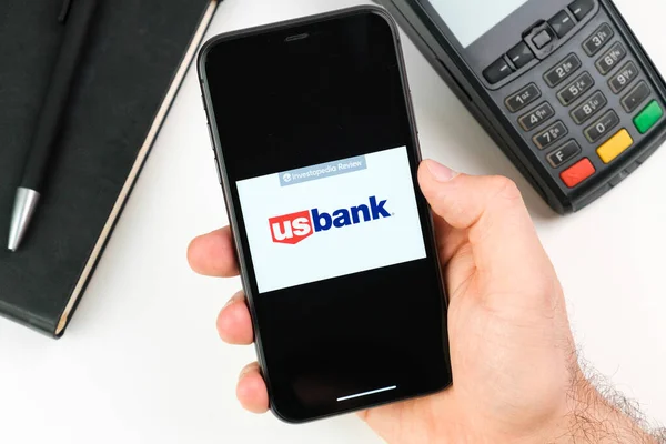 2021年5月，在美国旧金山，在付款终端背景下，黑屏上的美国银行标志手握着 — 图库照片
