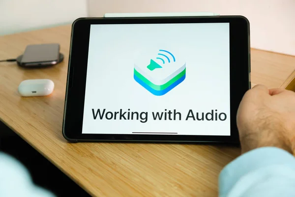 Apple Trabajar con el logotipo de audio en la pantalla de la tableta iPad. Marzo 2021, San Francisco, EE.UU. — Foto de Stock