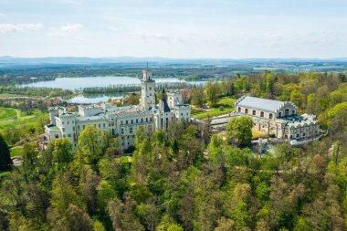Çek Cumhuriyeti Ceske Budejovice yakınlarındaki Hluboka nad Vltavou 'daki Hluboka Kalesi' nin panoramik manzarası