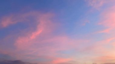 Gün batımında hareket eden renkli bulutların zaman aşımı. 