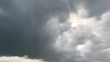 Yağmurdan önce hareket eden gri bulutların zaman akışı