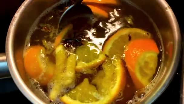 Glühwein mit Orangen kochen. — Stockvideo